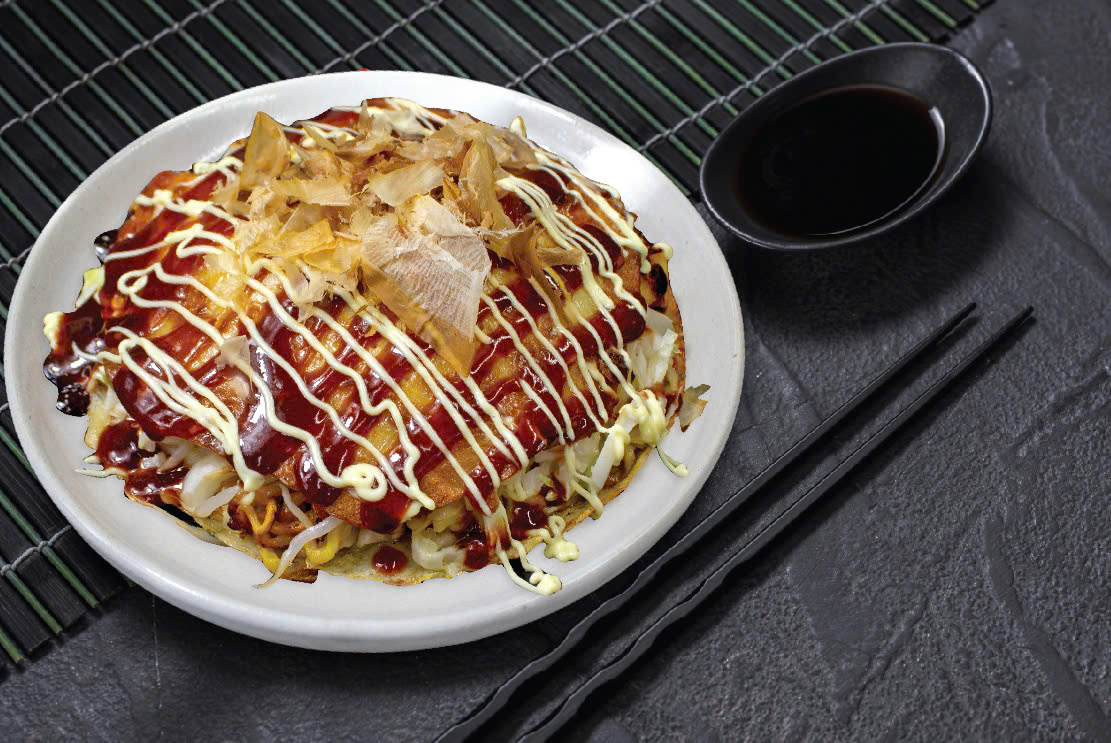 Bánh xèo Okonomiyaki Hiroshima có đầy đủ gia vị và toping trứng, cá, mực, bắp cải, rong biển