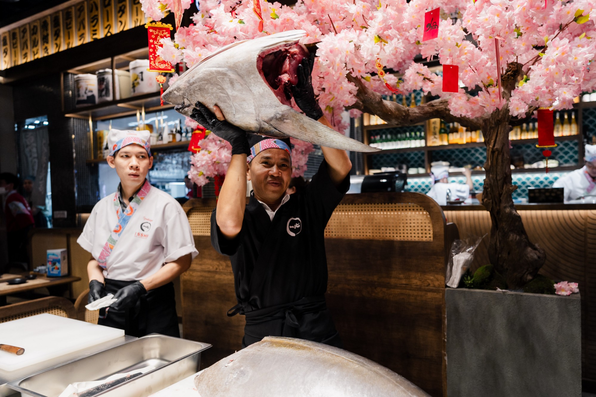 ISSHIN IZAKAYA - TUNA CUTTING SHOW